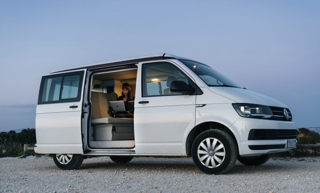 mulher em teletrabalho numa autocaravana