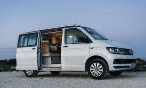 mulher em teletrabalho numa autocaravana