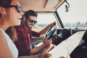 casal numa autocaravana a planear uma roadtrip