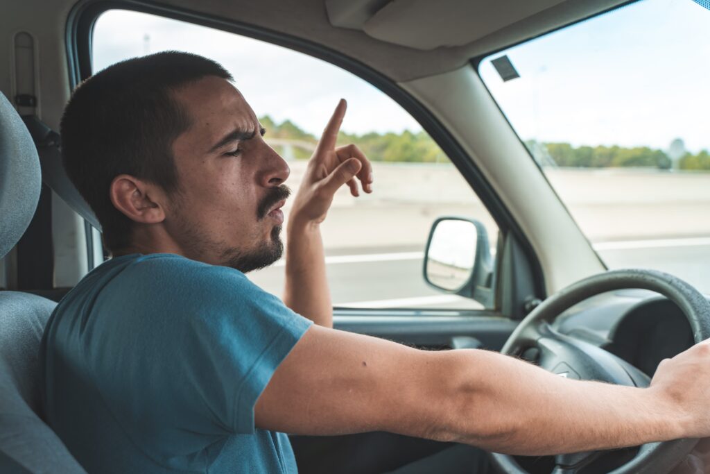 Un homme qui chantonne sur la route après avoir créé sa playlist