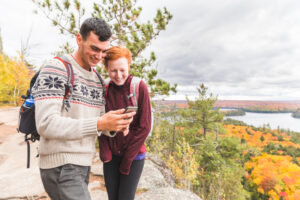 Un couple qui les meilleures applications pour faciliter leur road trip
