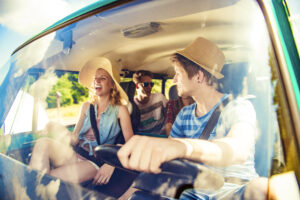 Des amis qui rigolent pendant leurs jeux en voiture