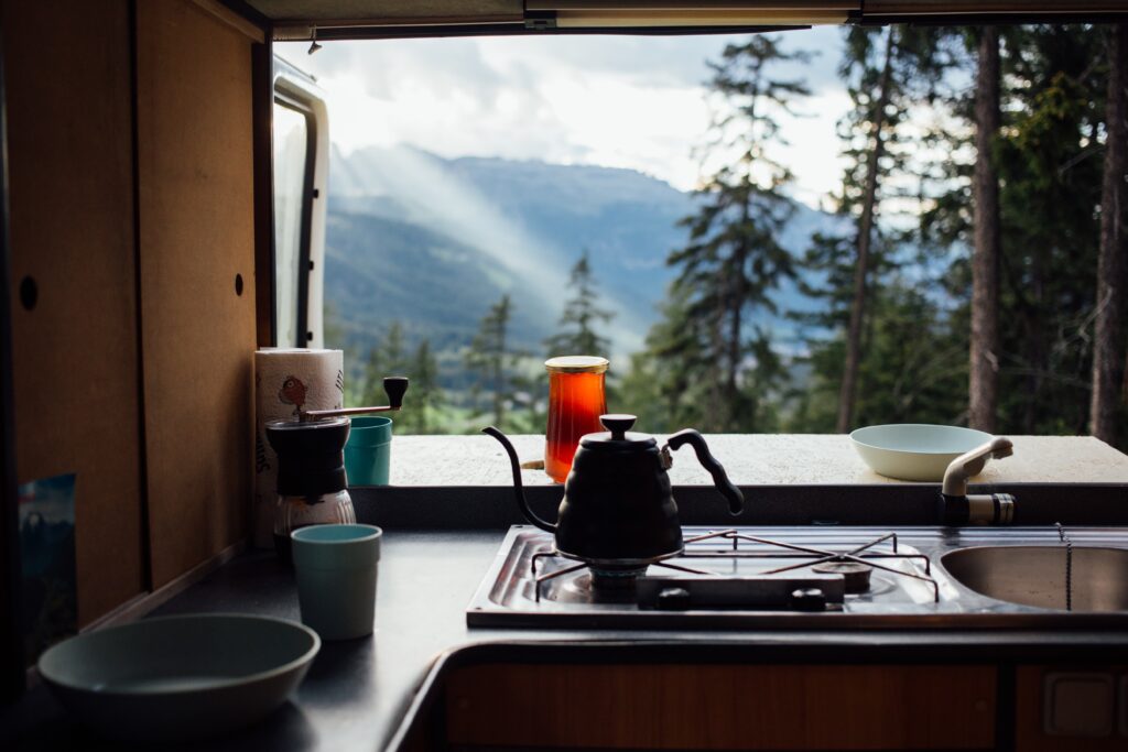 Cocina autocaravans con cafe y vistas