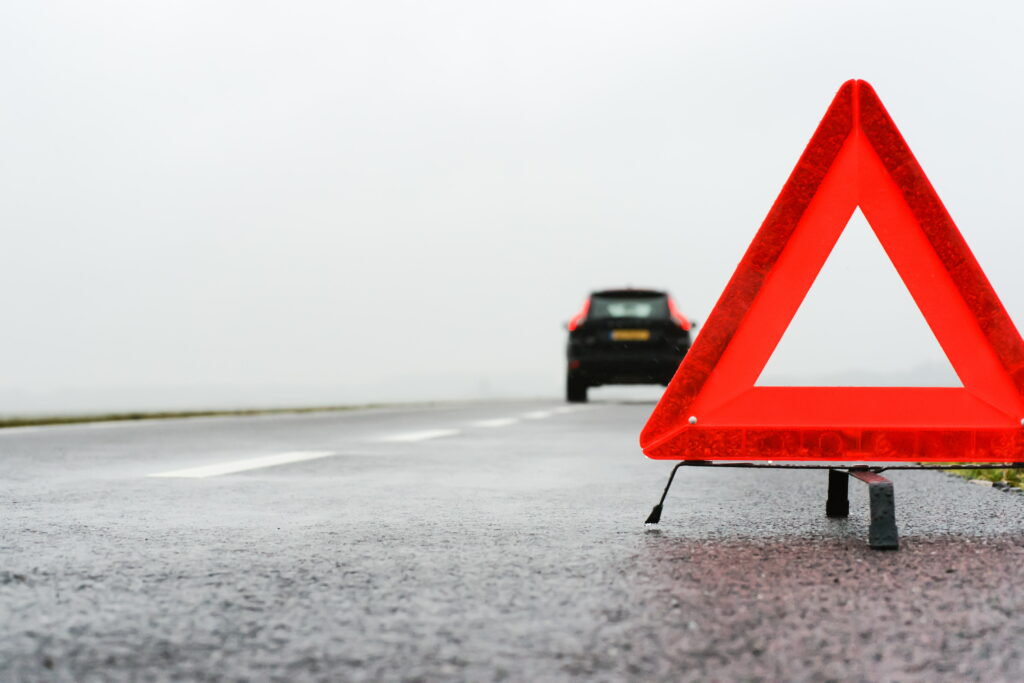 gevarendriehoek met auto en mist