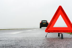 gevarendriehoek met auto en mist