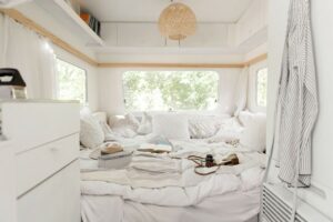 intérieur aménagé d'un camping-car