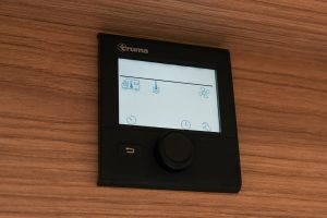Chauffage électrique portable utilisé à l’intérieur d’un van aménagé en hiver.