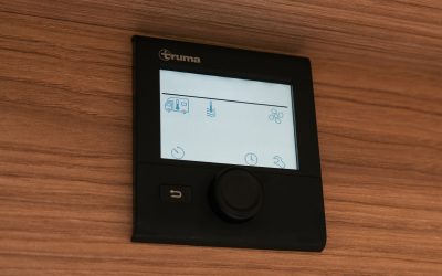 Chauffage électrique portable utilisé à l’intérieur d’un van aménagé en hiver.