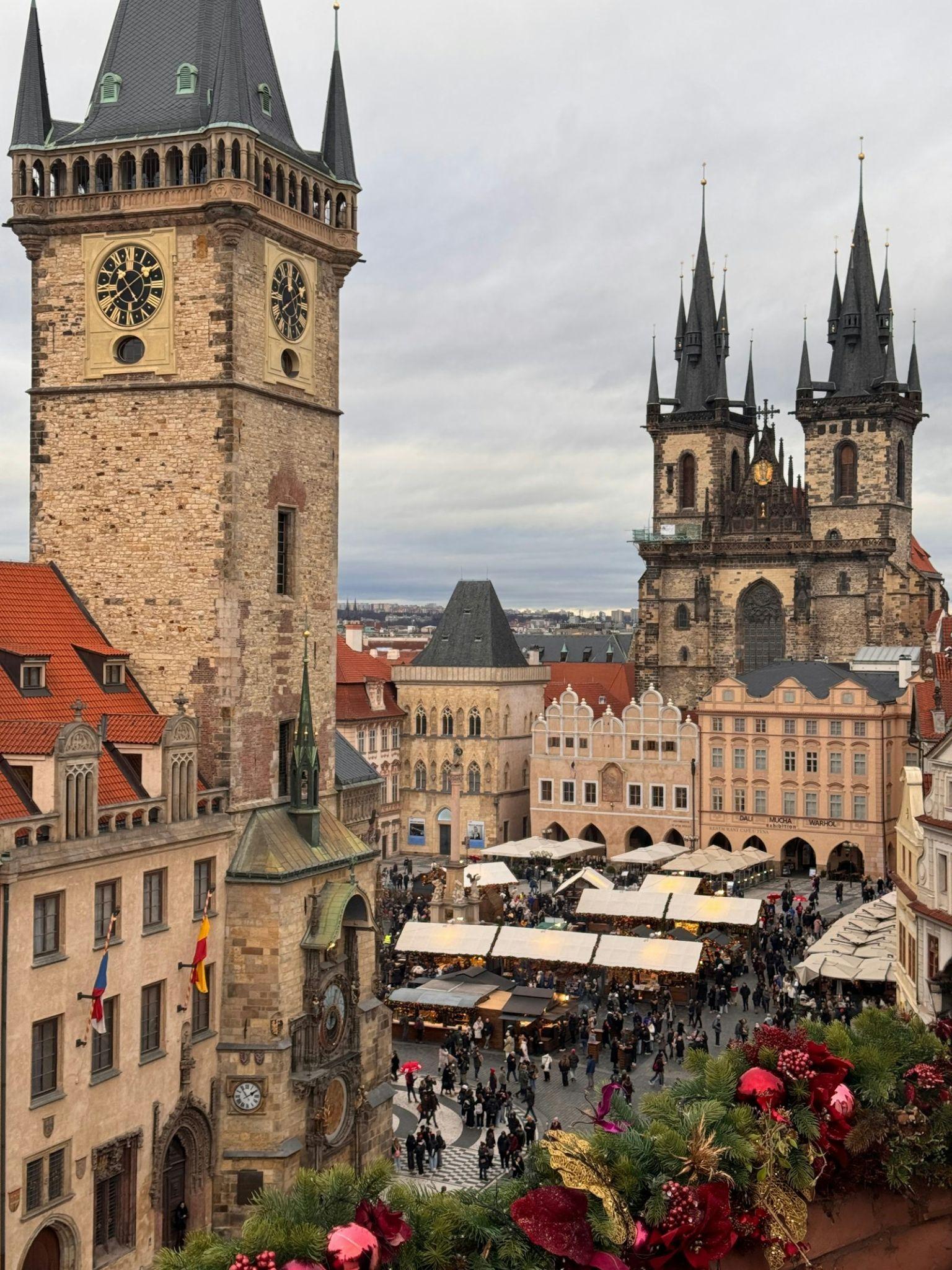 Mercatino di Natale in piazza della Città Vecchia a Praga