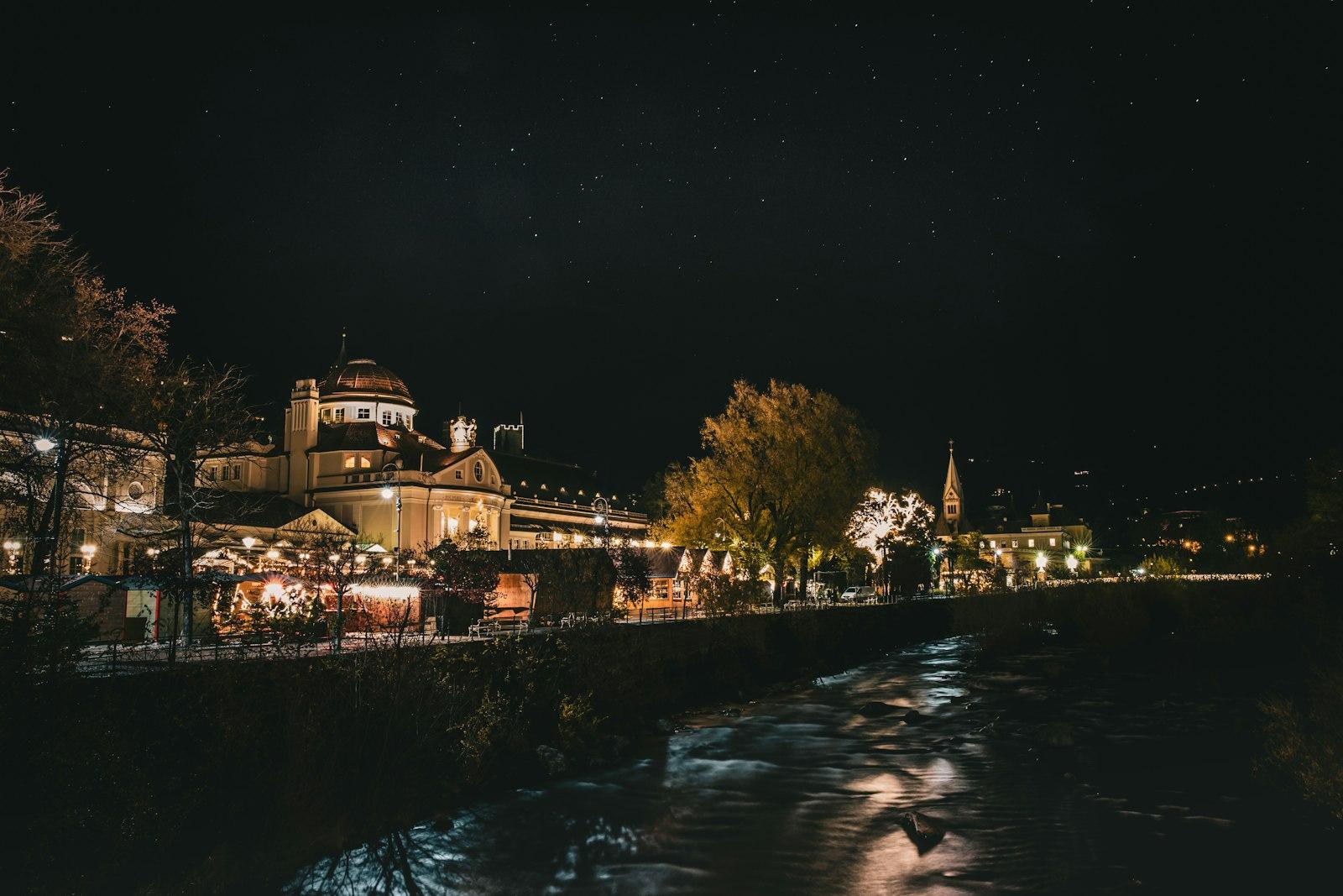 Mercatino di Natale di Merano lungo il Passirio, davanti al Kurhaus