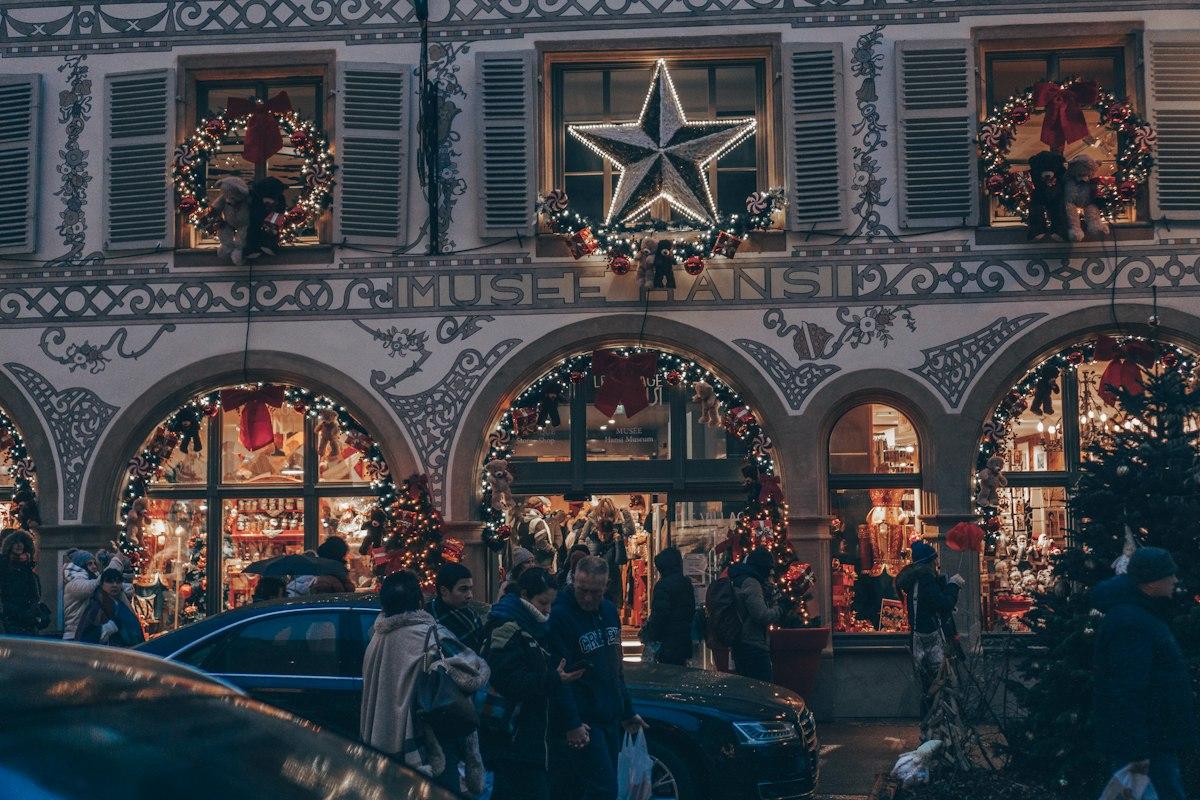 Weihnachtsmarkt in Colmar zwischen Fachwerkhäusern