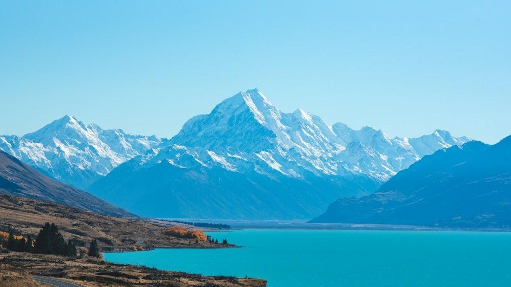Aoraki/Mount Cook above the turquoise water of Lake Pukaki