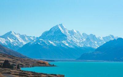 Aoraki/Mount Cook above the turquoise water of Lake Pukaki
