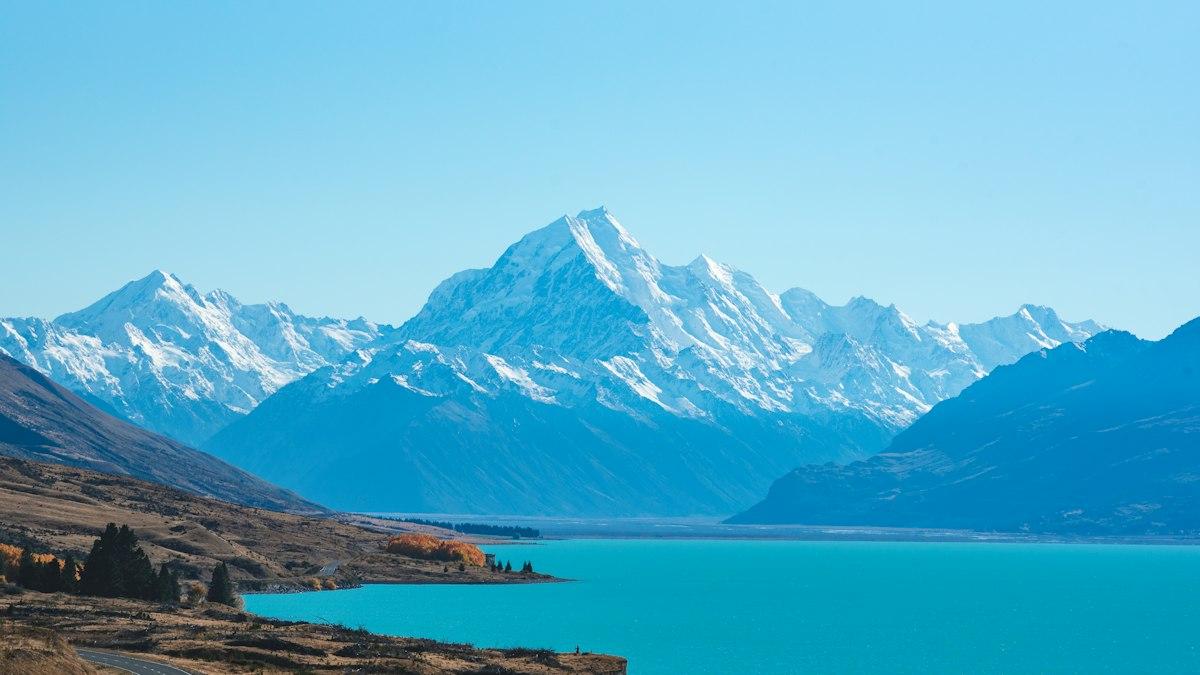 Aoraki/Mount Cook above the turquoise water of Lake Pukaki